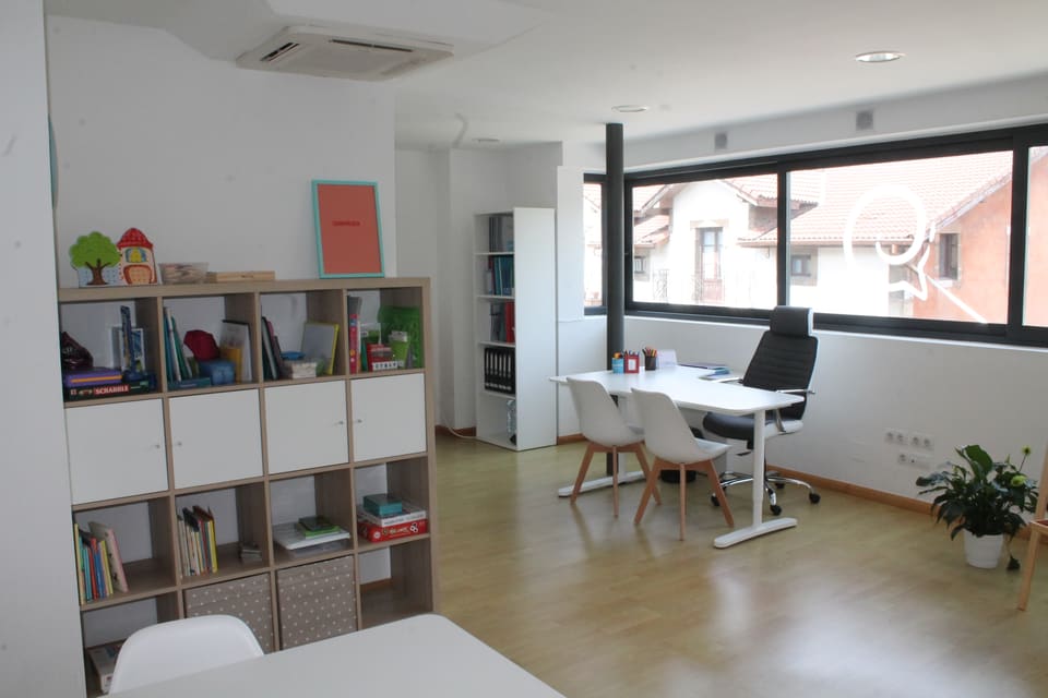 Sala de la consulta de logopedia en Solares, amplia y luminosa